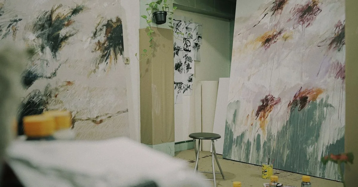 Un studio d'art confortable avec des peintures abstraites expressives et de la créativité en cours.