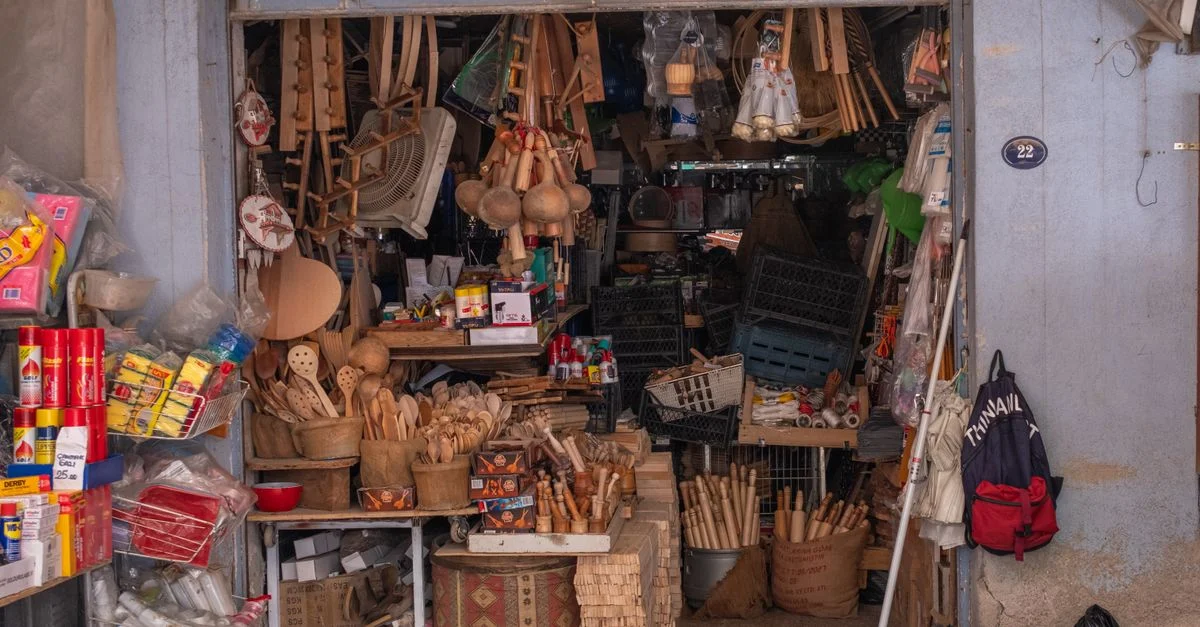 Une boutique encombrée dans le bazar d'Izmir, présentant divers ustensiles et articles en bois.