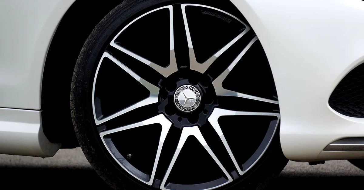 Vue détaillée de la roue en alliage élégante d'une voiture de luxe mettant en valeur l'élégance et le design.