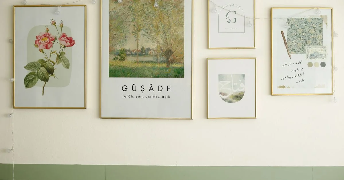Affichage mural artistique présentant un mélange d'impressions botanique et abstrait encadrées avec des guirlandes lumineuses.