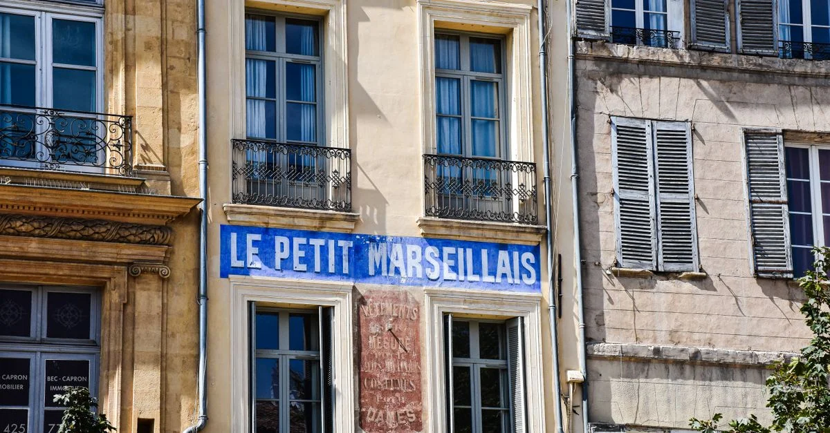 Charmante façade d'immeuble avec « Le Petit Marseillais » à Aix-en-Provence, France.